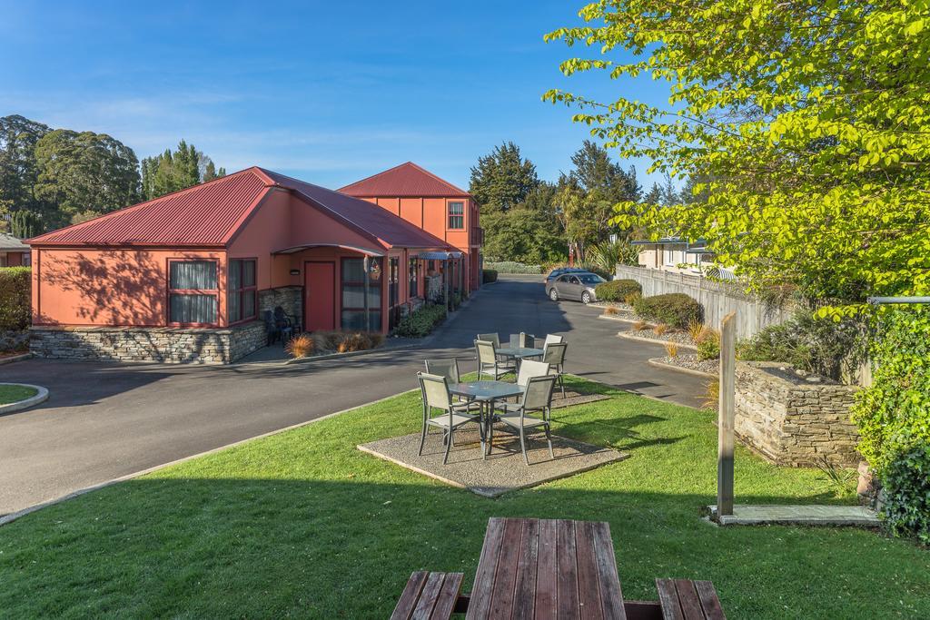 Motel Red Tussock