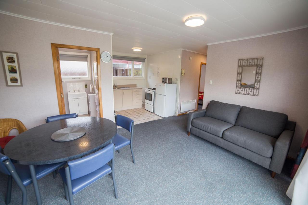 Motel Red Tussock